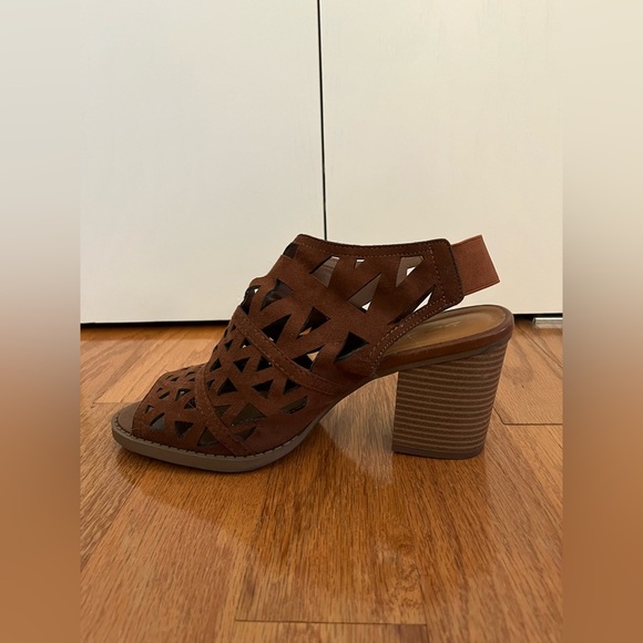 Soda-Brown Laser Cut Geometric Sandal Heels. size 10. - Picture 3 of 9